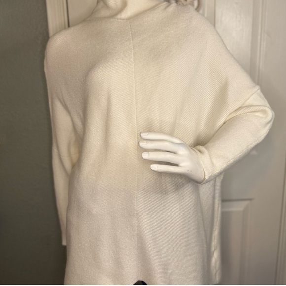 Curvy Cream Turtle neck sweater size extra small oversized. - Picture 14 of 14